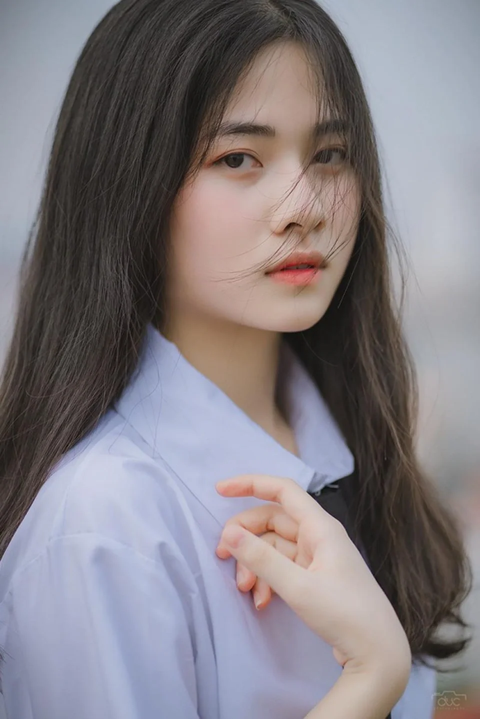 Cô gái trẻ xinh đẹp trong sáng