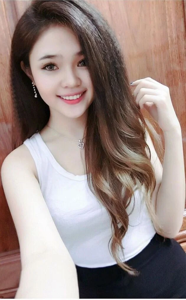 hình ảnh nữ đẹp nhất với mái tóc dài bồng bềnh và nụ cười tươi tắn mặc áo trắng quyến rũ