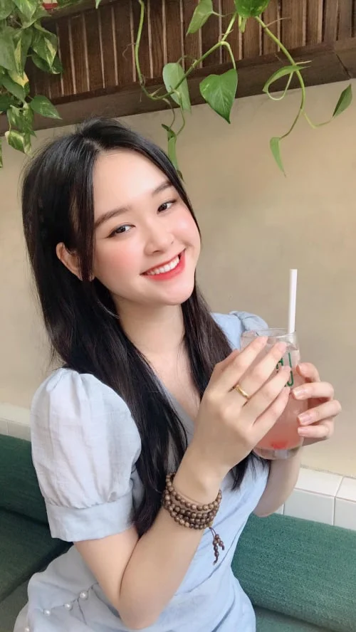 hình ảnh nữ đẹp nhất với nụ cười rạng rỡ trong quán cà phê