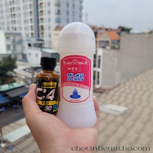Các sản phẩm đồ tự sướng và chăm sóc cá nhân cầm trên tay tại sân thượng