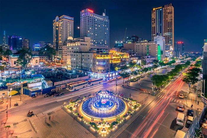 Đường phố thành phố về đêm với ánh đèn lung linh
