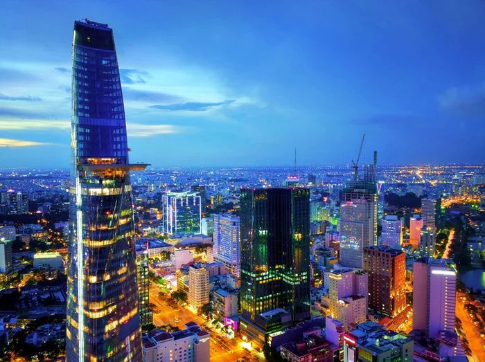 Tòa nhà cao tầng nổi bật giữa trung tâm thành phố lúc chạng vạng