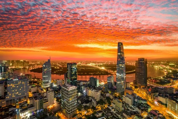 Toàn cảnh thành phố lúc hoàng hôn với tòa nhà cao tầng