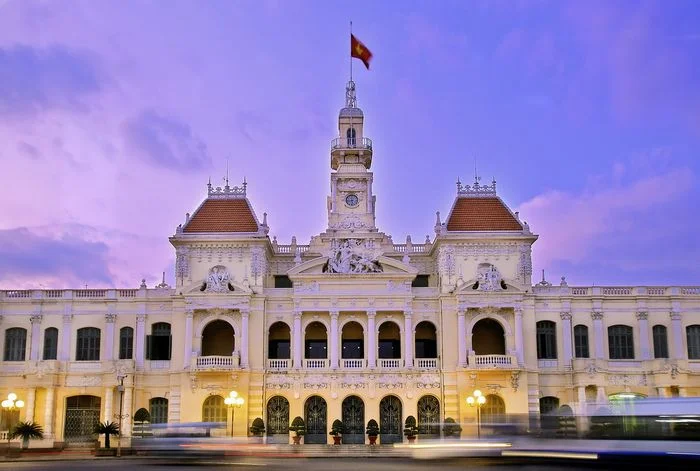 Tòa nhà Ủy ban nhân dân thành phố vào buổi chiều tà
