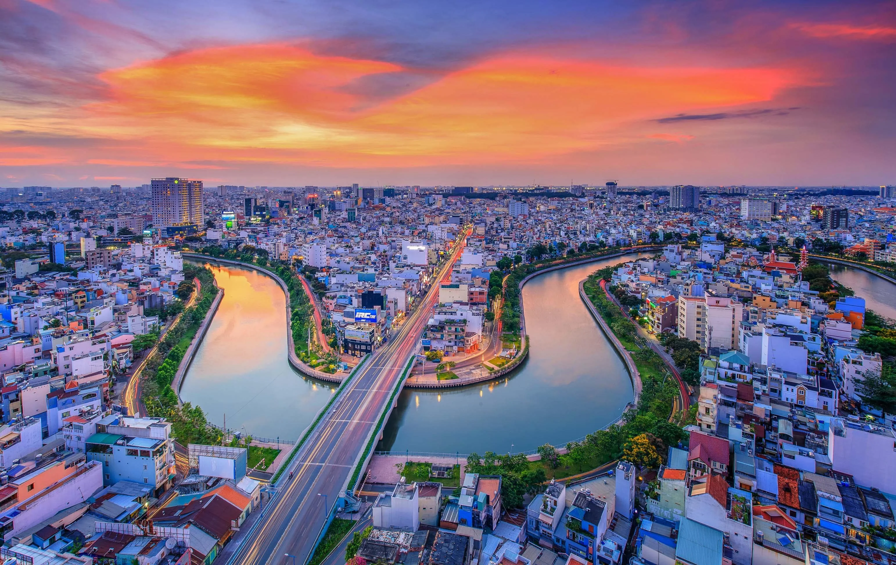 Dòng sông uốn lượn chảy qua lòng thành phố lúc hoàng hôn
