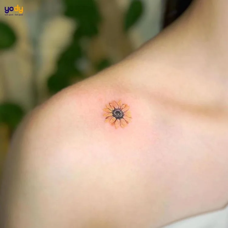 Hình xăm hoa nhỏ màu cam trên vai, chủ đề hình xăm hoa