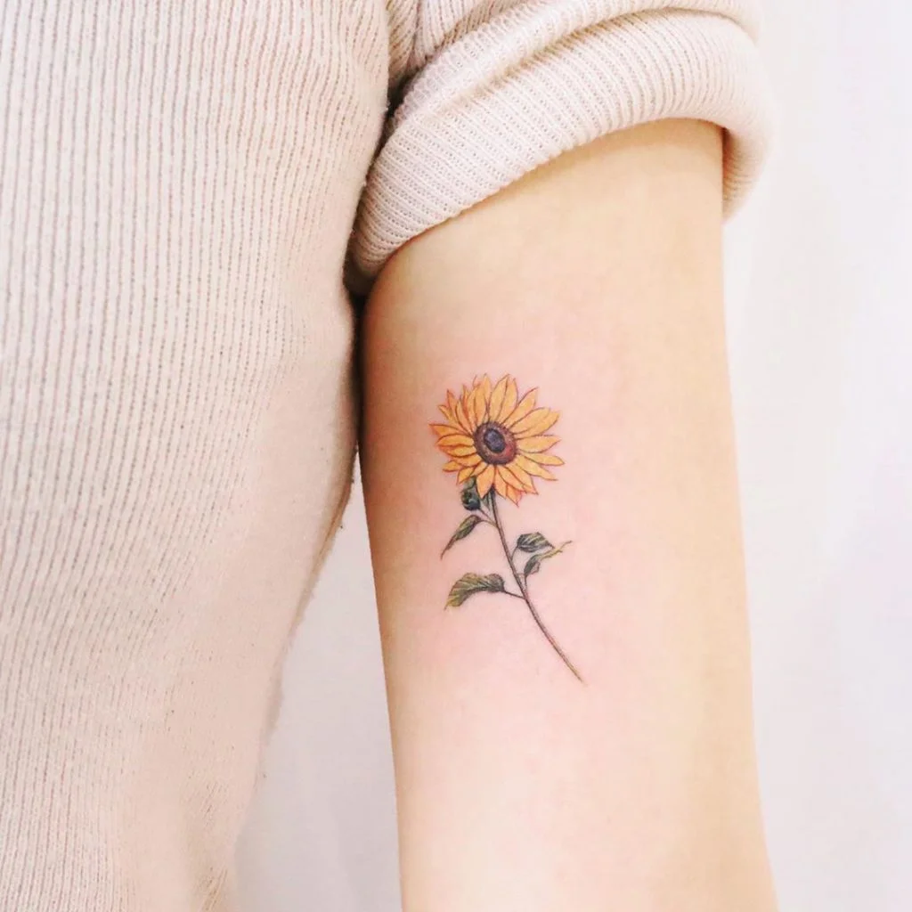 Hình xăm hoa hướng dương nhỏ trên cánh tay