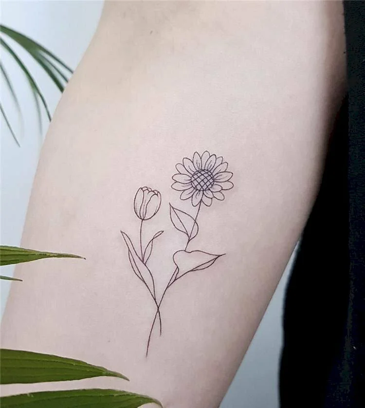 Hình xăm hoa phác thảo contour trên đùi