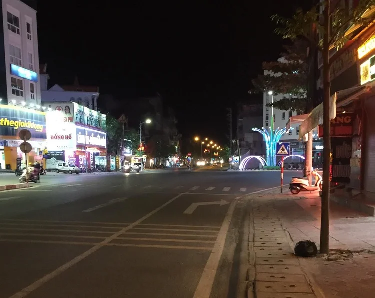 hình ảnh chill đường phố thành phố vào ban đêm, ánh đèn cửa hàng và đường trống vắng
