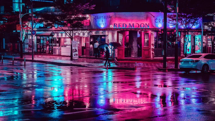 Hình ảnh chill đường phố với ánh đèn neon rực rỡ và mặt đường phản chiếu đầy nghệ thuật.