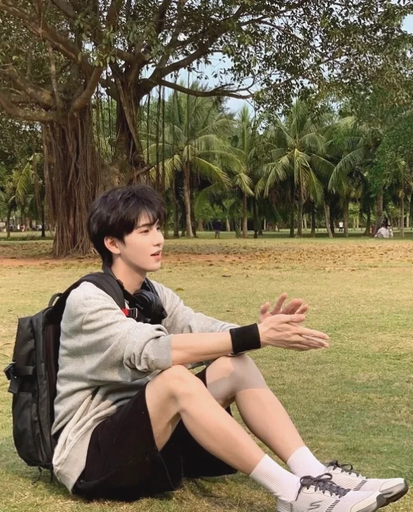 Chân dung ảnh trai k11 phong cách học đường thư sinh tại công viên