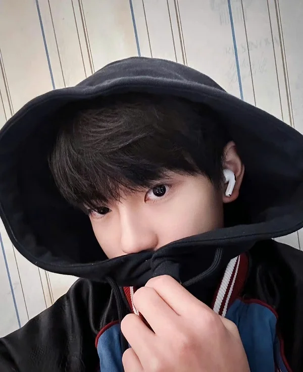 Trai đẹp K11 mặc áo hoodie đen che mặt