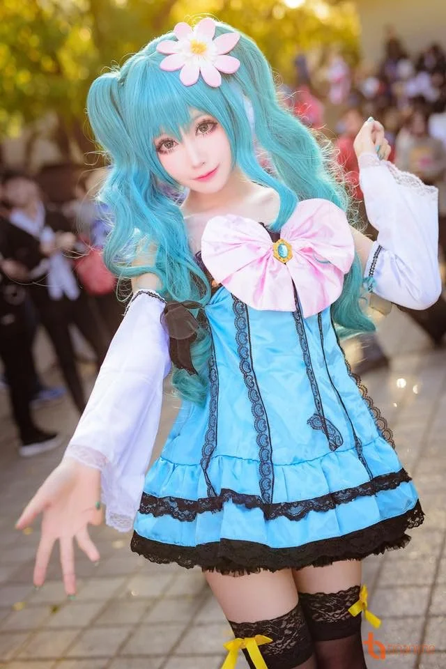 Hình ảnh cosplayer xinh đẹp hóa thân thành nhân vật anime phong cách hầu gái tuyệt đẹp