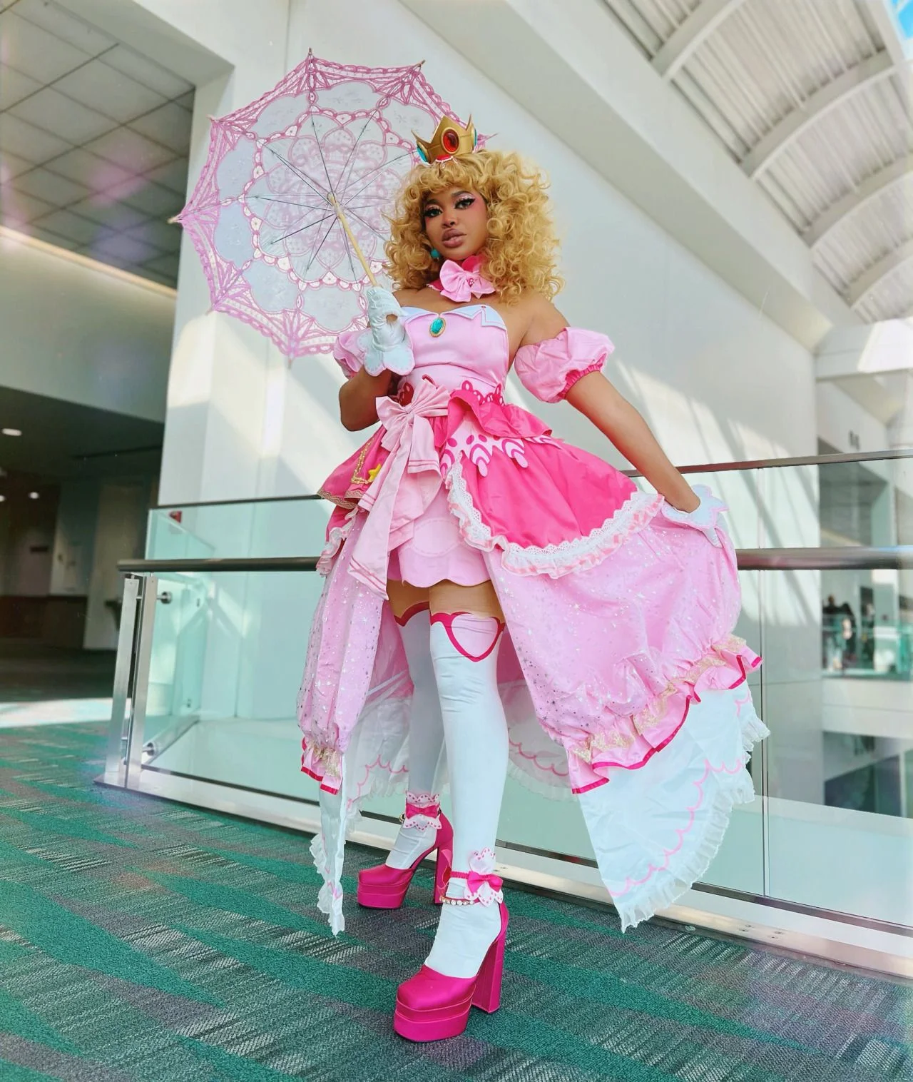 Hình ảnh cosplayer trong trang phục công chúa Peach xinh đẹp thay vì cosplay hầu gái