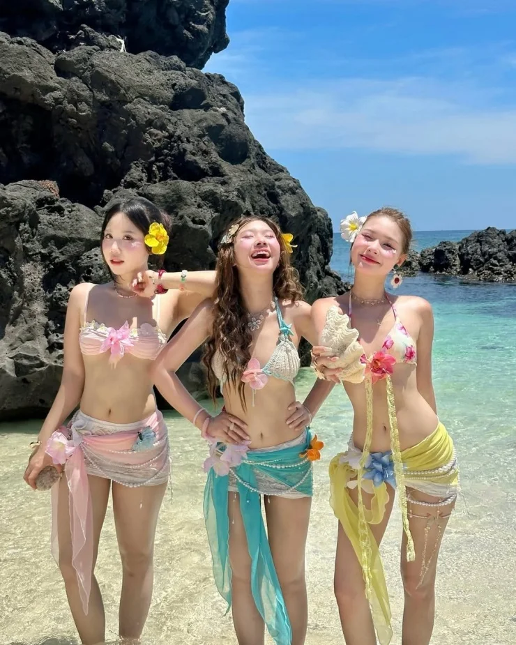 Mùa hè chưa kịp “chạm ngõ” nhưng hội chị em hot girl đã “phủ sóng” mạng xã hội với loạt ảnh diện bikini bắt mắt, đổ bộ bãi biển trong diện mạo không khác gì