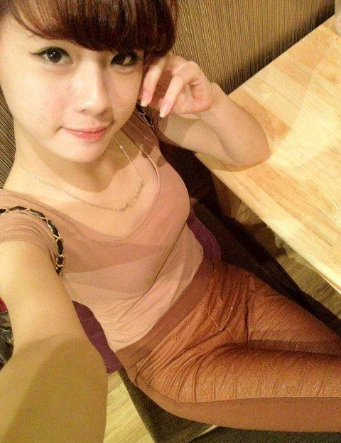 Mẫu gái xinh tự sướng thứ 7