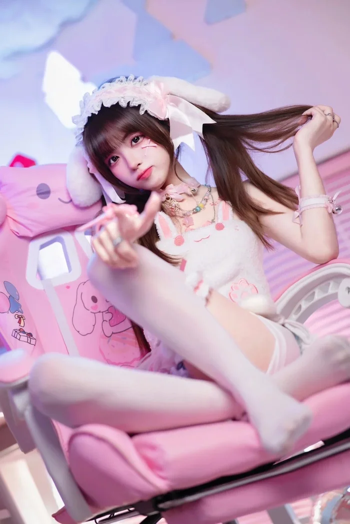 Hình 48 trong bộ cosplay vú to