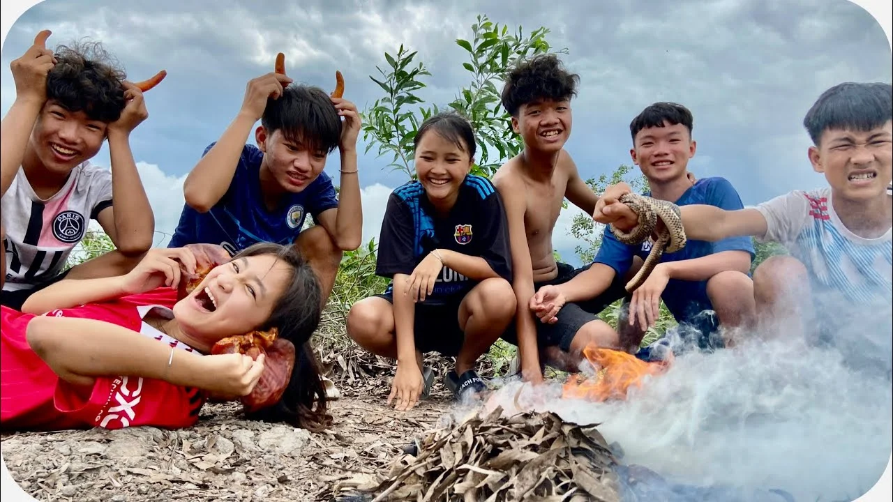 Nhóm bạn trai vui đùa bên đống lửa trại