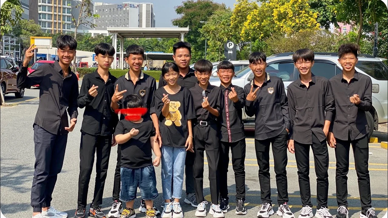 Nhóm bạn nam đứng tạo dáng tập thể ngoài trời