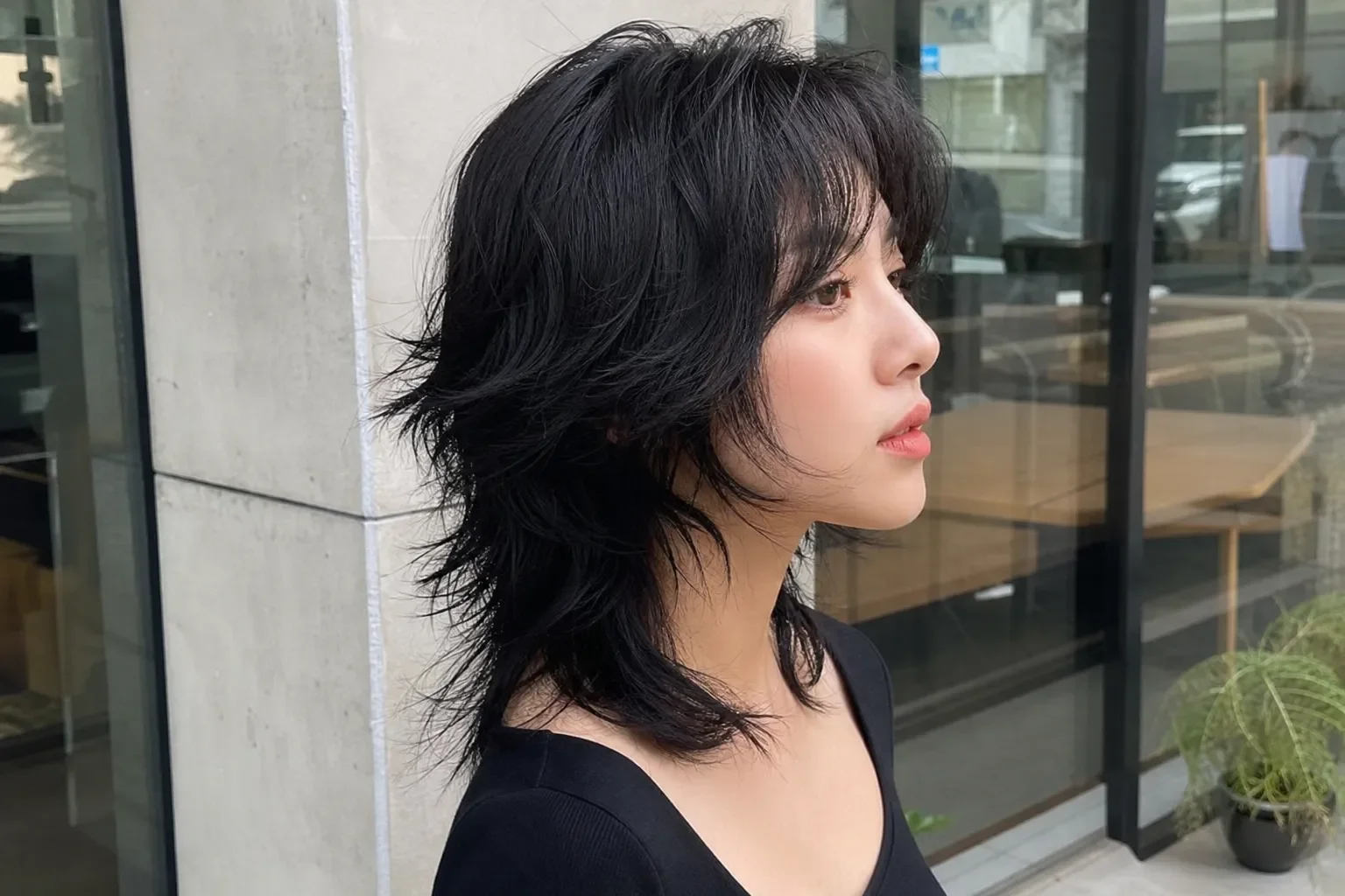 Kiểu tóc Wolf Cut lai giữa shag và mullet, texture rối nhiều lớp, phồng mạnh ở đỉnh đầu
