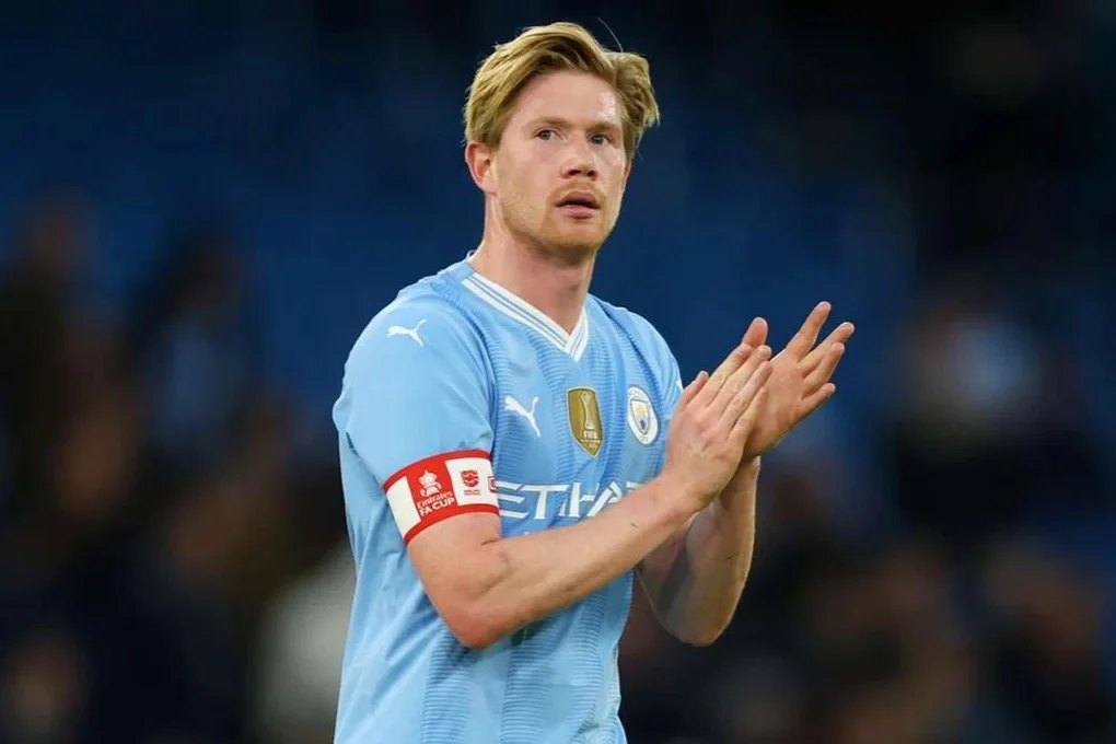 Kevin De Bruyne vỗ tay cảm ơn cổ động viên