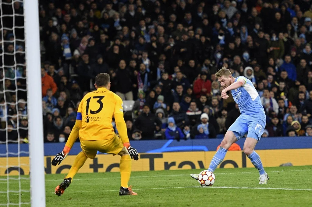 Lần thứ 50 ấn tượng của De Bruyne
