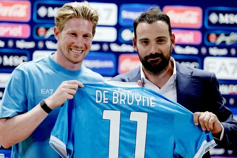 Kevin De Bruyne cầm áo đấu số 11