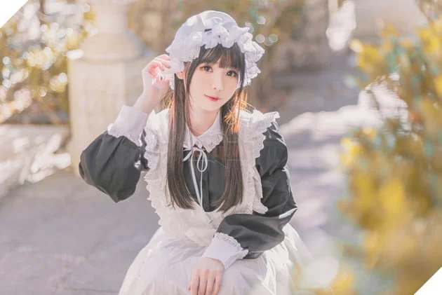 Cô gái xinh đẹp trong trang phục cosplay hầu gái với phong cách nhẹ nhàng