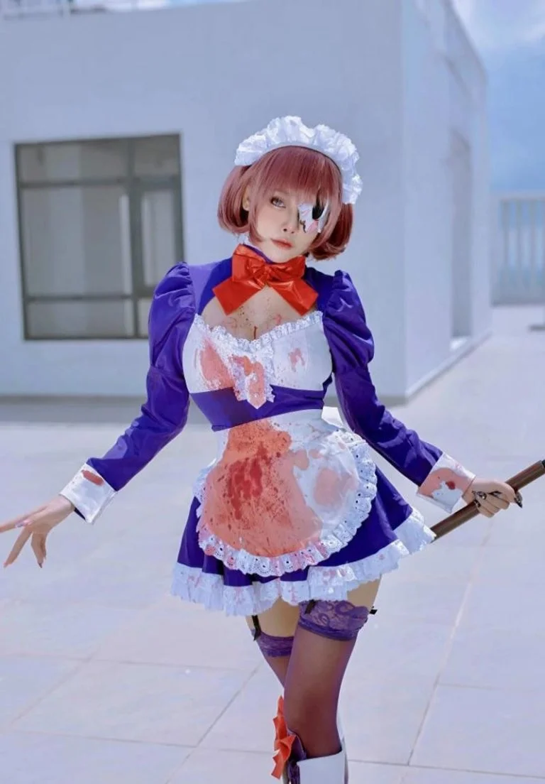 Cô gái thực hiện cosplay hầu gái phong cách kinh dị với trang phục tím trắng đầy cá tính