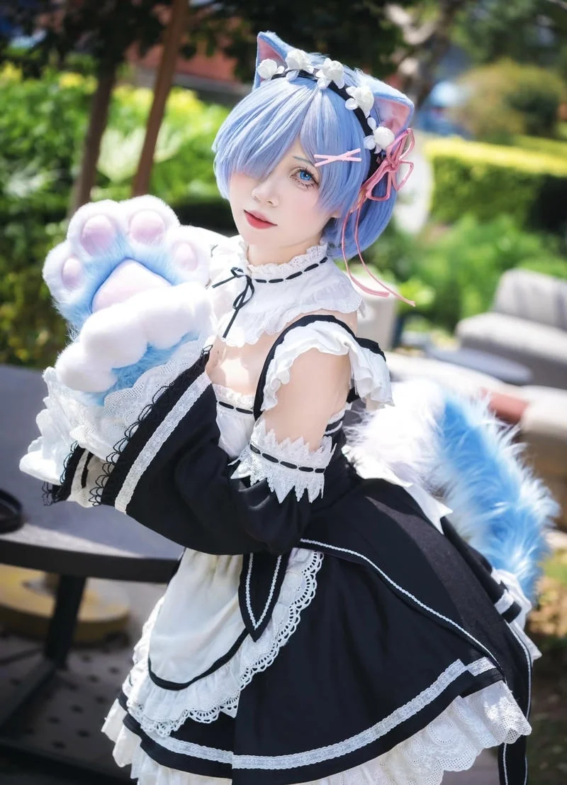 Cosplay hầu gái Rem phiên bản mèo dễ thương với tóc xanh và trang phục tinh tế