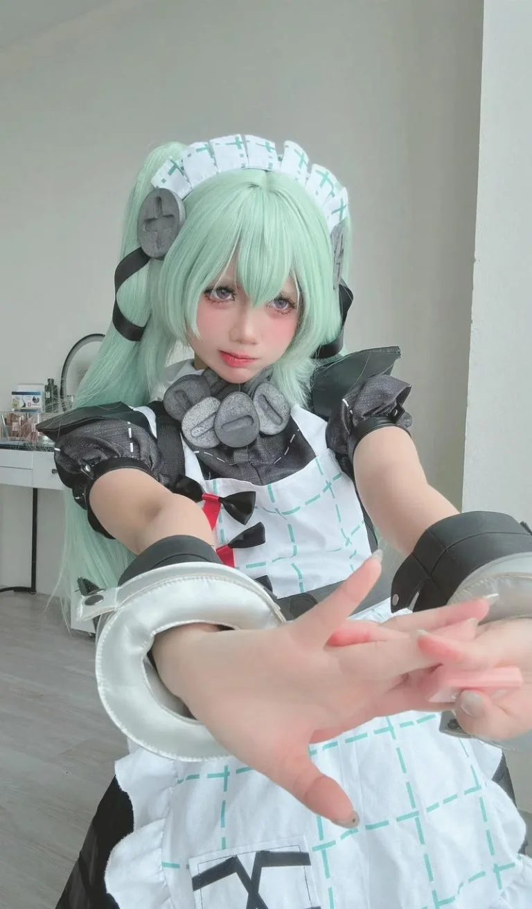 Cosplay hầu gái tóc xanh ấn tượng