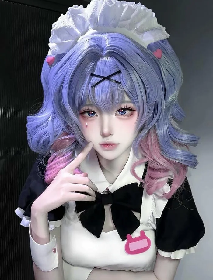 Cosplay hầu gái với mái tóc đa sắc