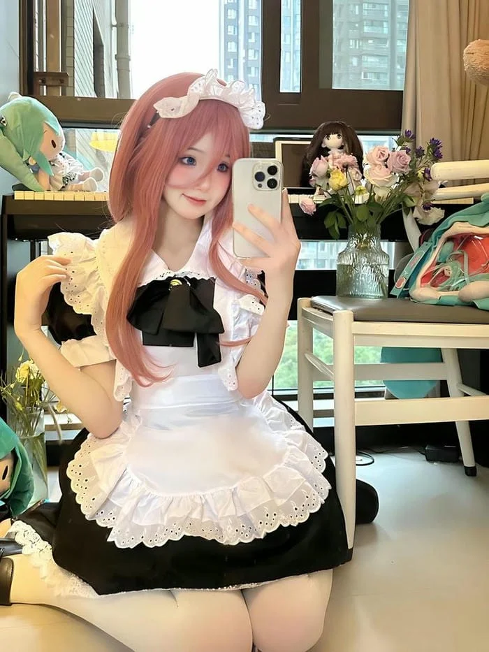 Cosplay hầu gái chụp ảnh selfie gương