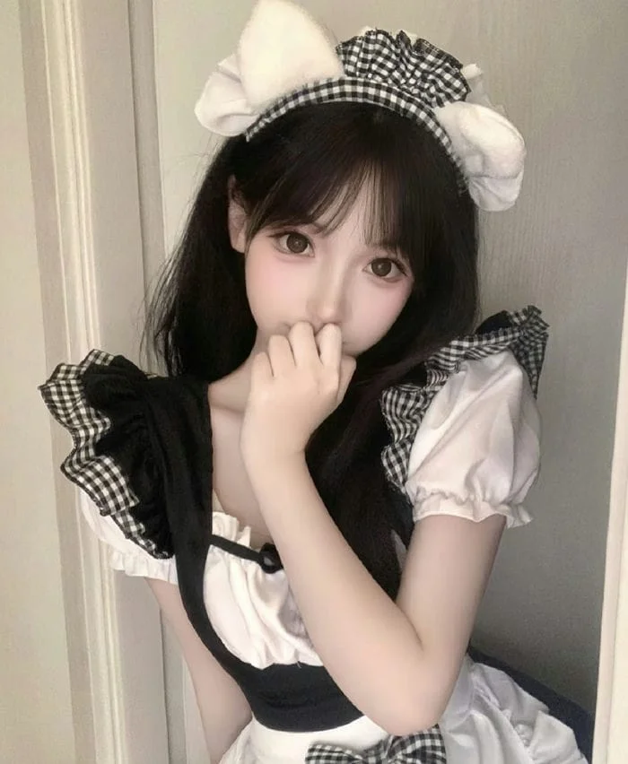Cosplay hầu gái dễ thương với băng đô tai mèo