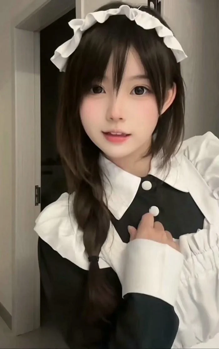 Cosplayer trong trang phục hầu gái truyền thống