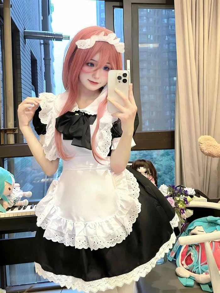 Cô gái cosplay hầu gái tóc hồng chụp ảnh gương