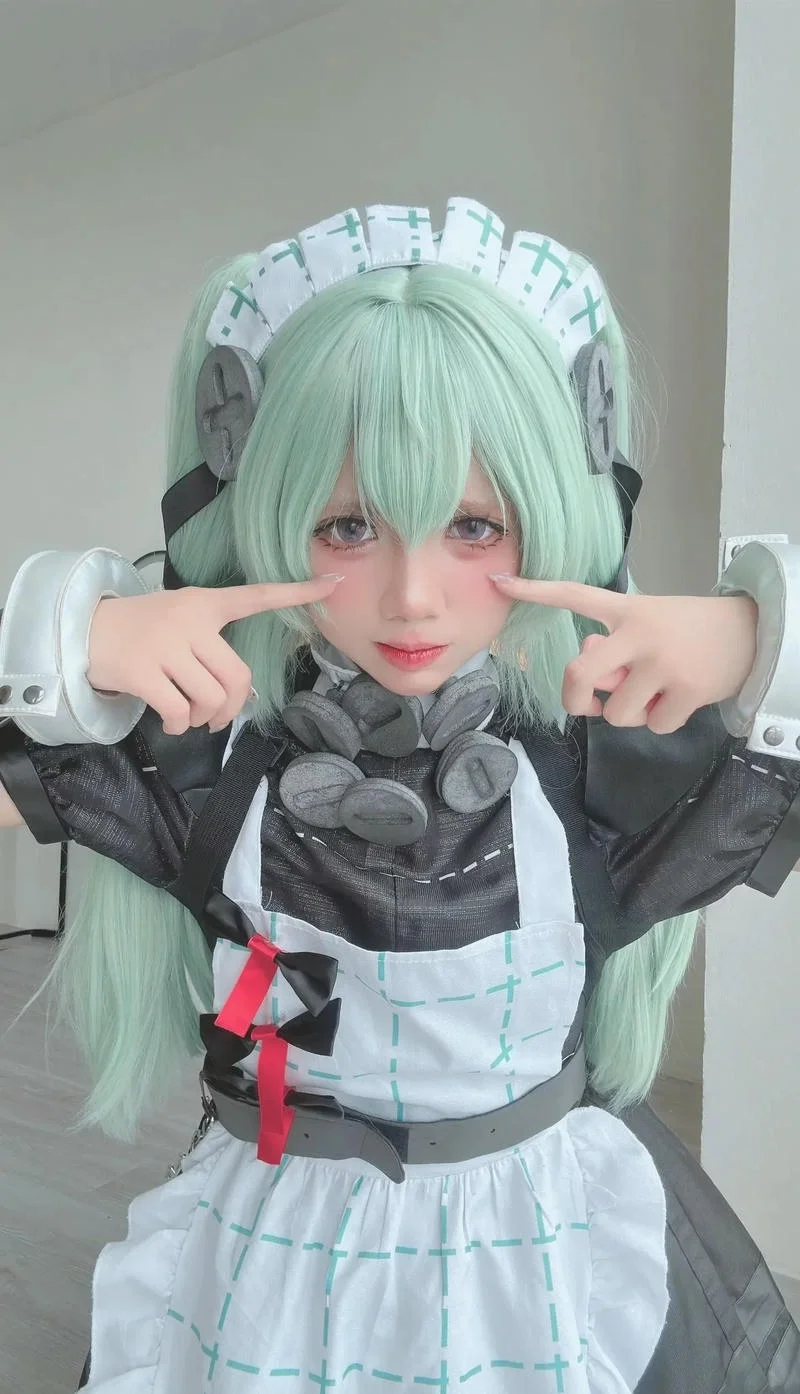Cô gái cosplay hầu gái với mái tóc xanh bạc hà dễ thương