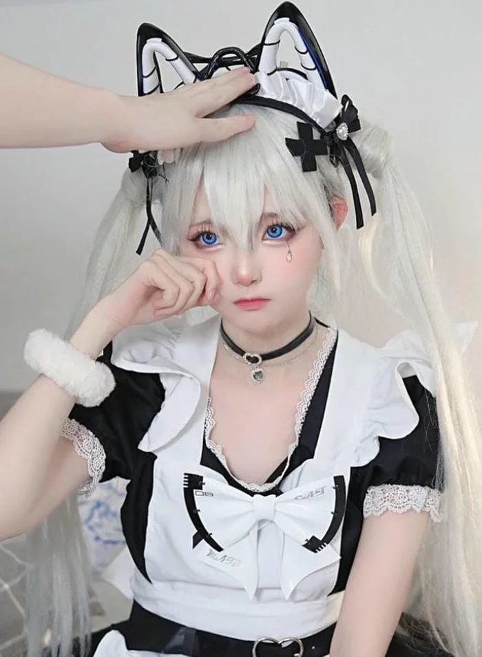 Cosplay hầu gái với tai mèo và tóc trắng