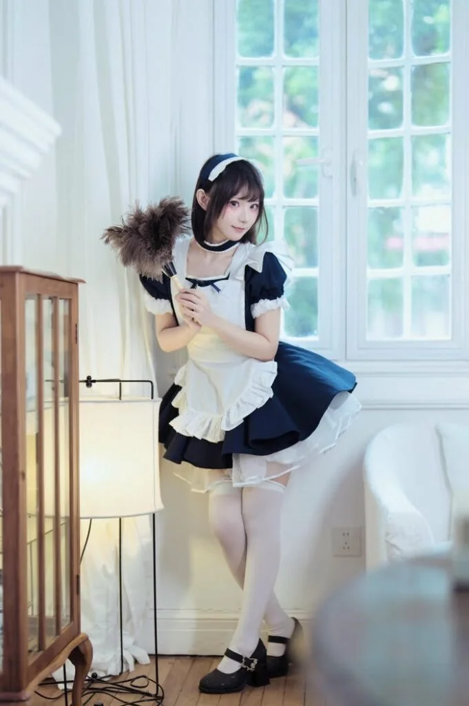 Cosplay hầu gái cầm chổi lông gà