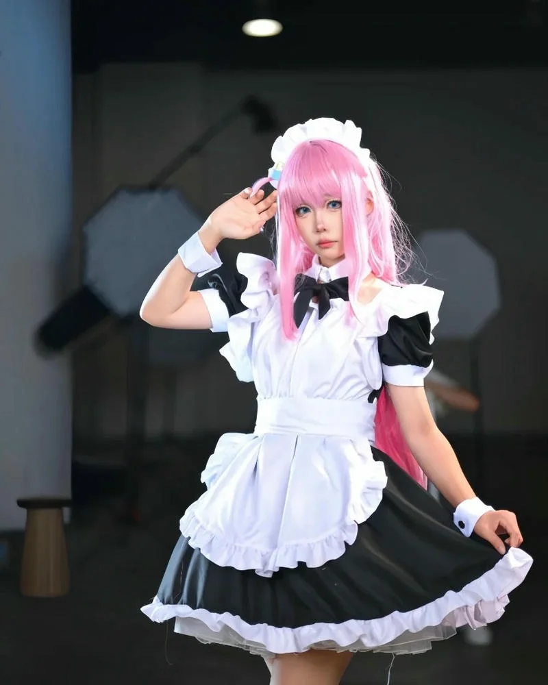 Cosplay hầu gái tóc hồng xinh xắn