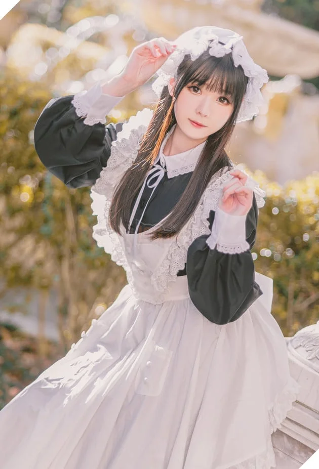 Cô gái xinh đẹp thực hiện bộ ảnh cosplay hầu gái trong không gian sân vườn lãng mạn