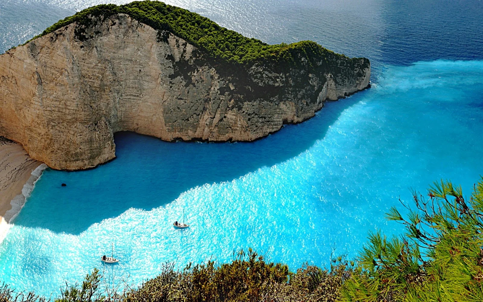 bãi biển vách đá Navagio từ trên cao với làn nước xanh ngọc