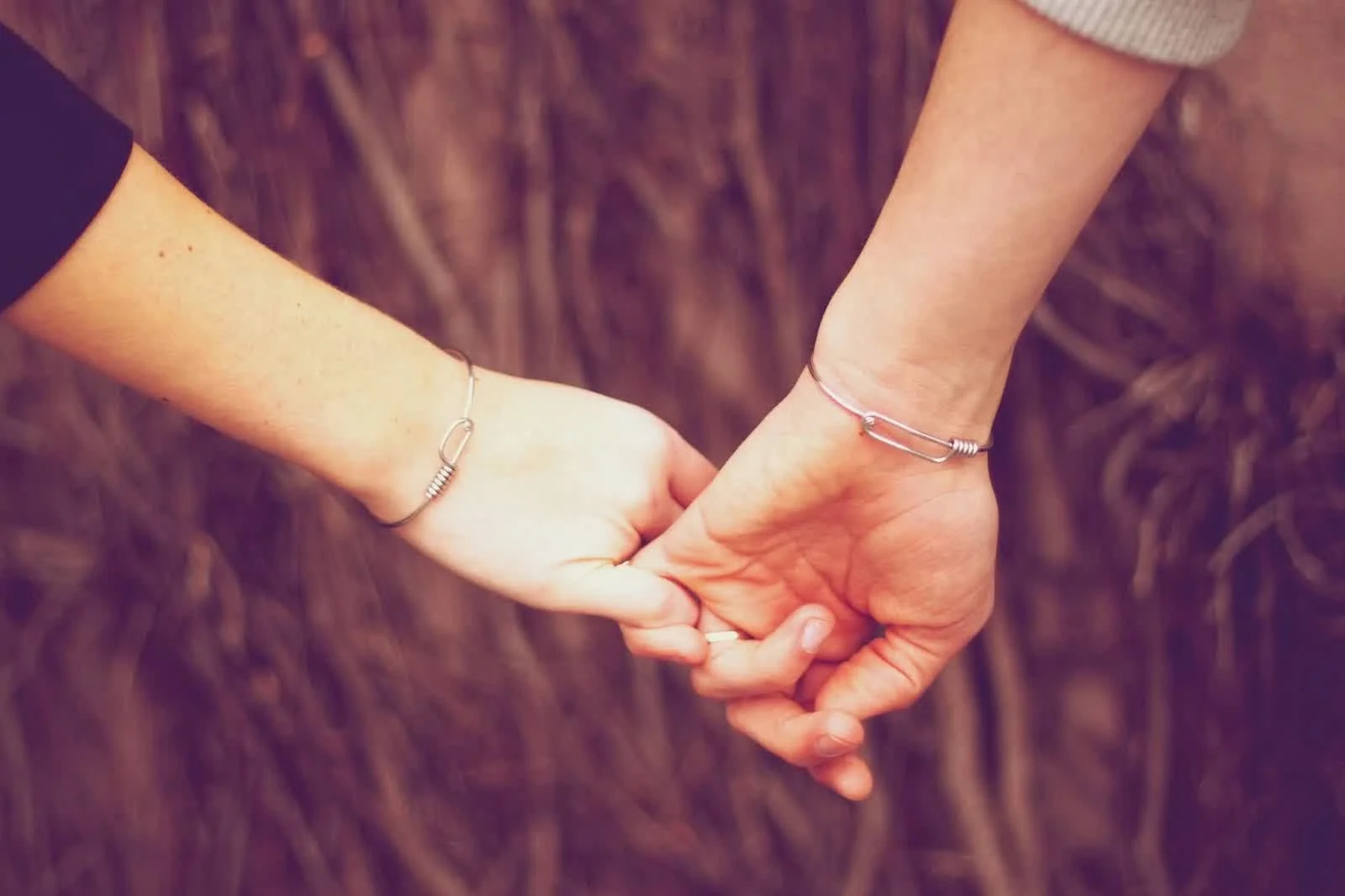 Hai bàn tay nắm nhau với ánh sáng huyền ảo