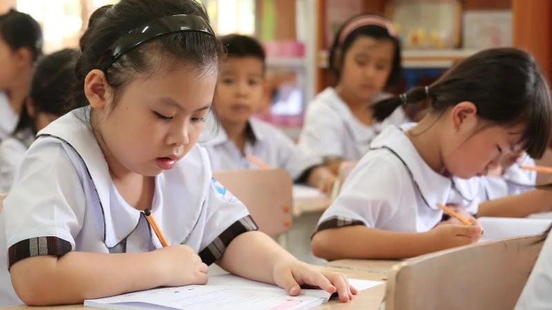 ảnh học tập của các em học sinh tiểu học trong lớp học