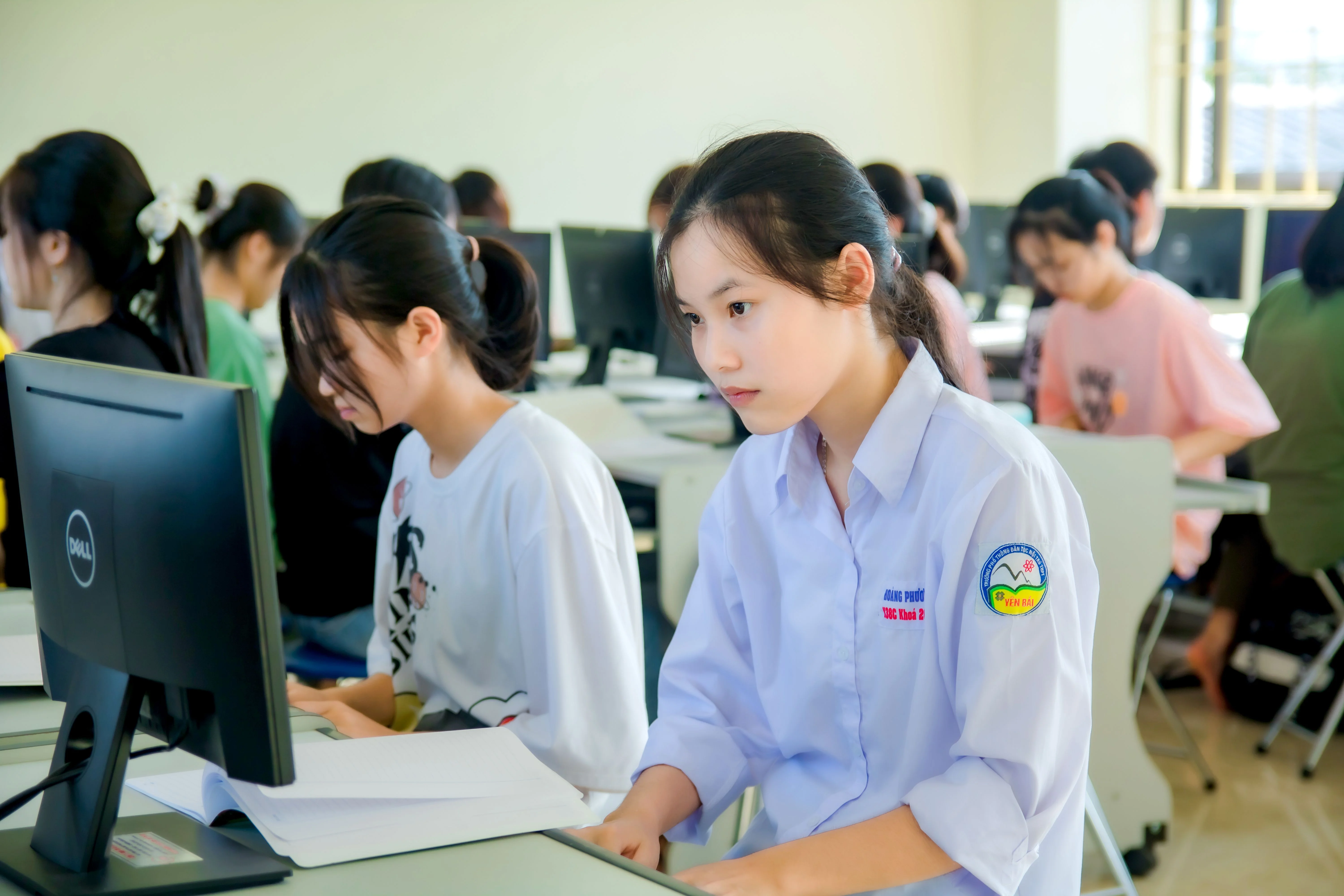 Học sinh đang tập trung làm việc trên máy tính trong một bức ảnh học tập tại lớp