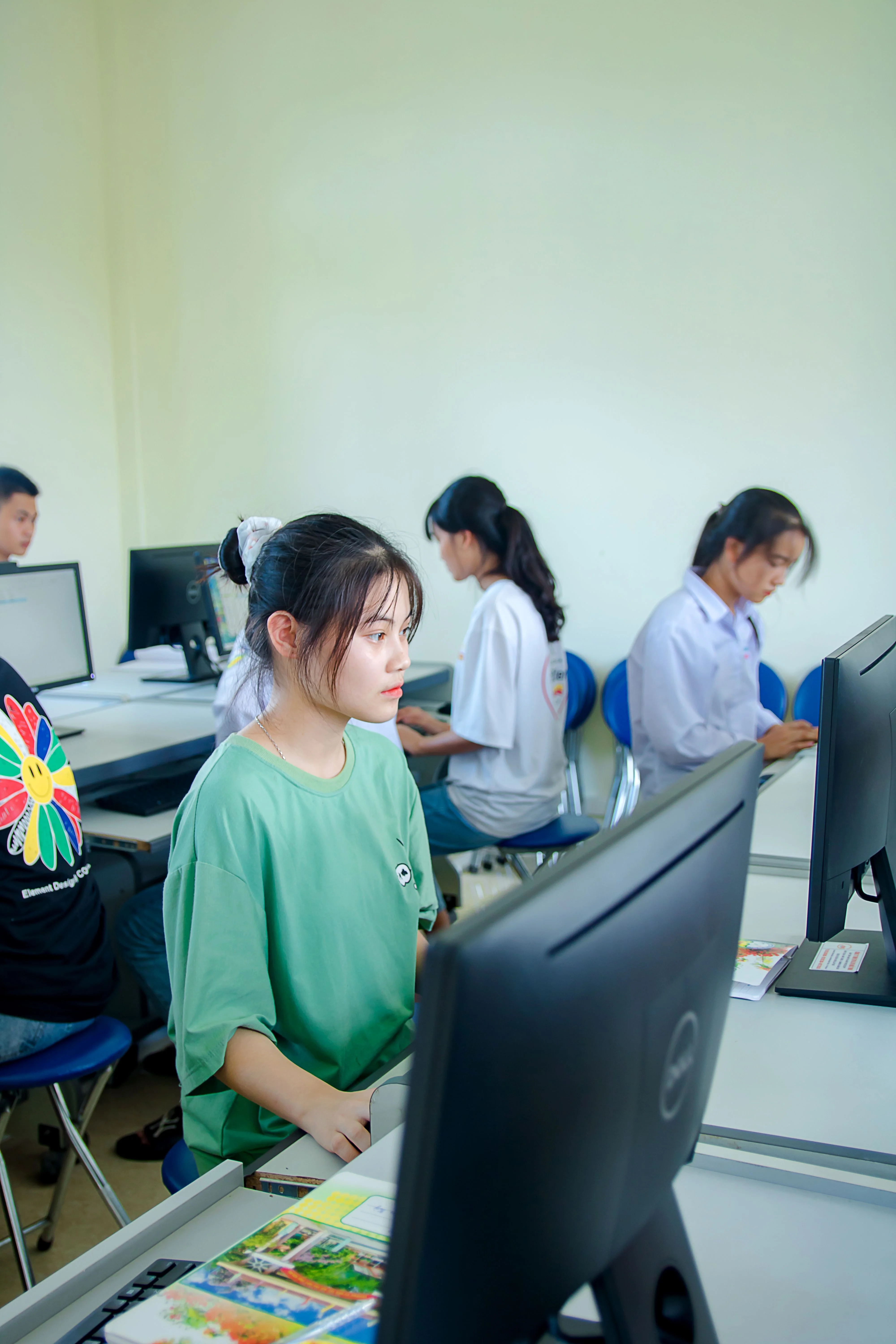 Học sinh đang thực hành trên máy tính trong phòng máy